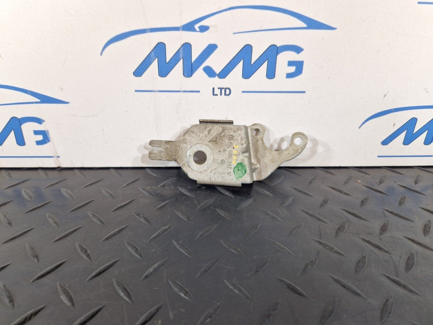 14-21 MERCEDES BENZ C300h W205 OEM HEADLIGHT LEVEL SENSOR BRACKET A2139053302