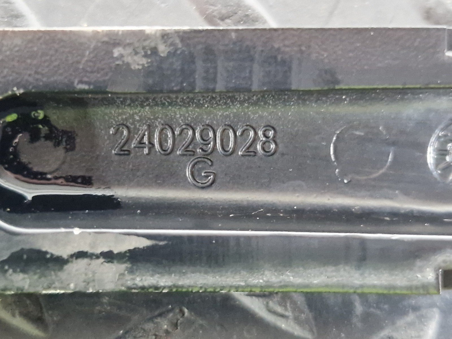 11-19 MERCEDES BENZ ML W166 GENUINE FRONT RIGHT WIPER ARM A1668201040