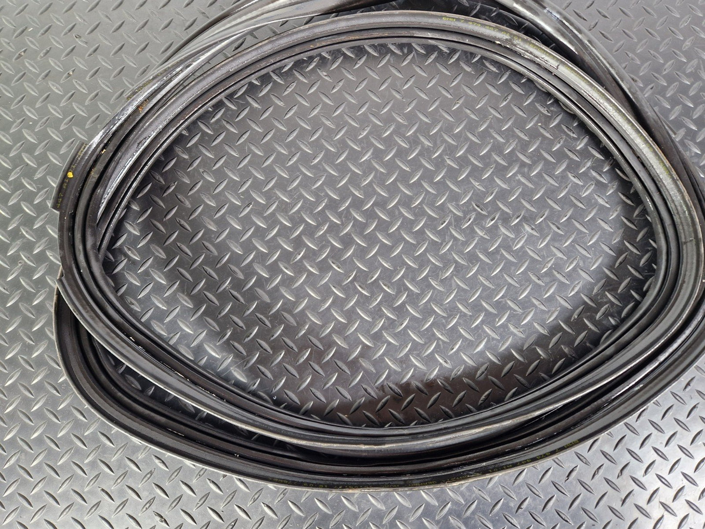 16-22 BMW X1 F48 GENUINE GASKET TAILGATE TRUNK BOOT LID RUBBER SEAL 7474447