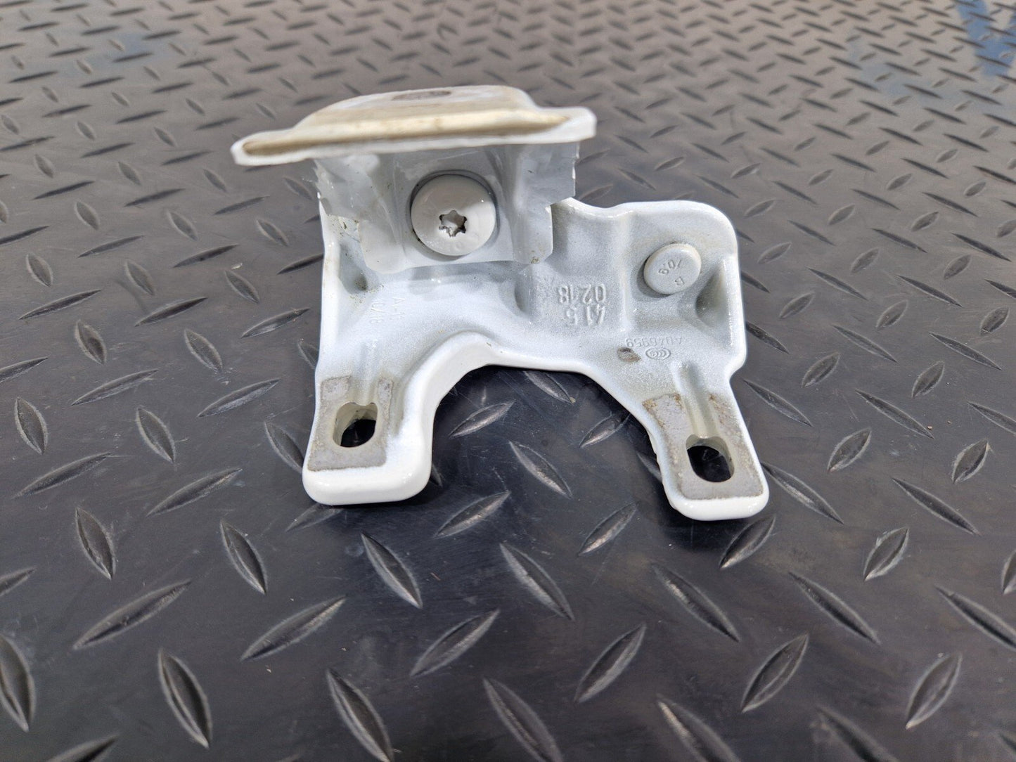 12-18 BMW 3 SERIES F30 F31 LCI REAR BOOT HINGE BRACKET MOUNT 7270077