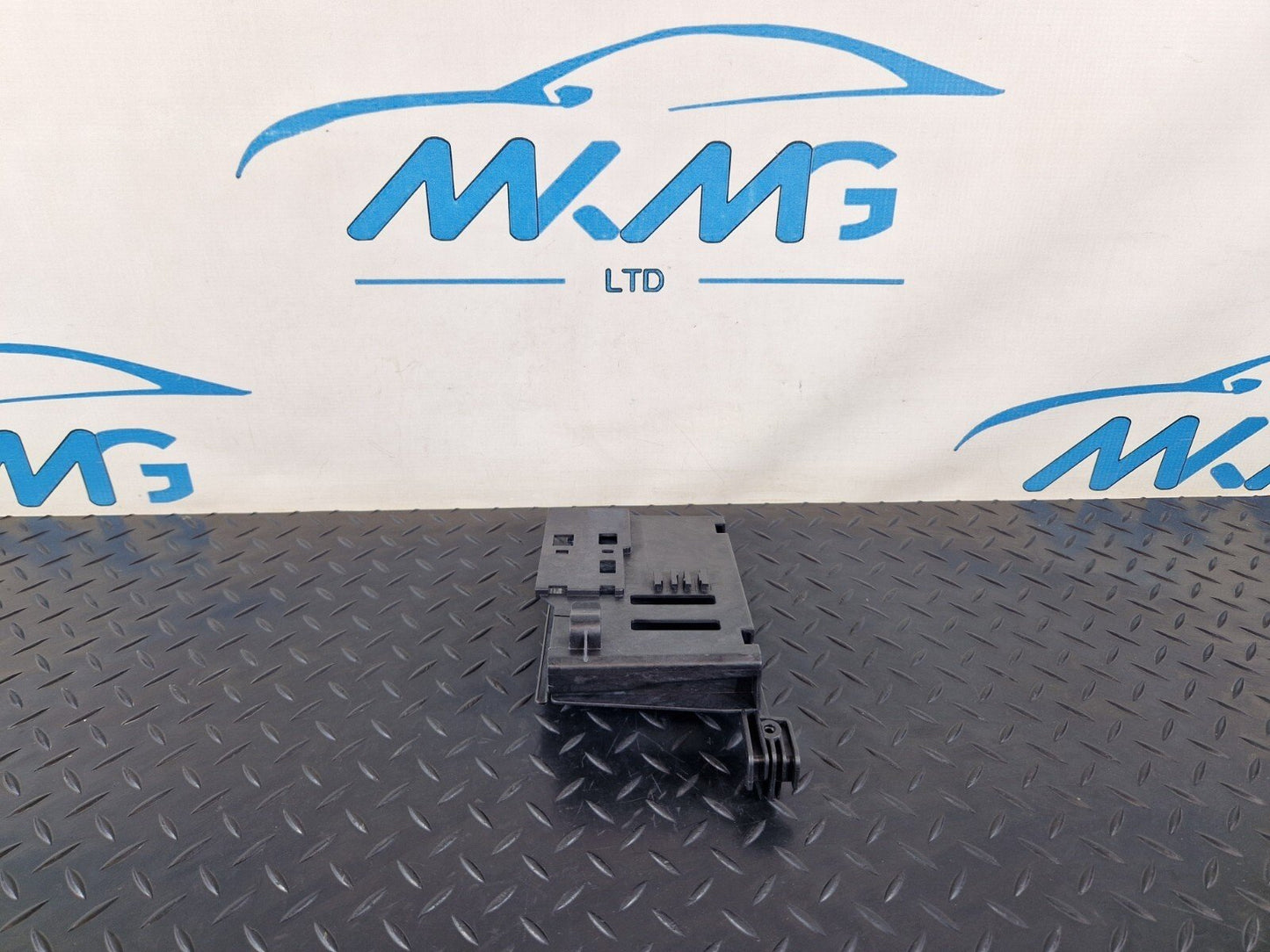 14-19 MERCEDES BENZ GLA X156 GEARBOX CONTROL MODULE BRACKET HOLDER A2465450500