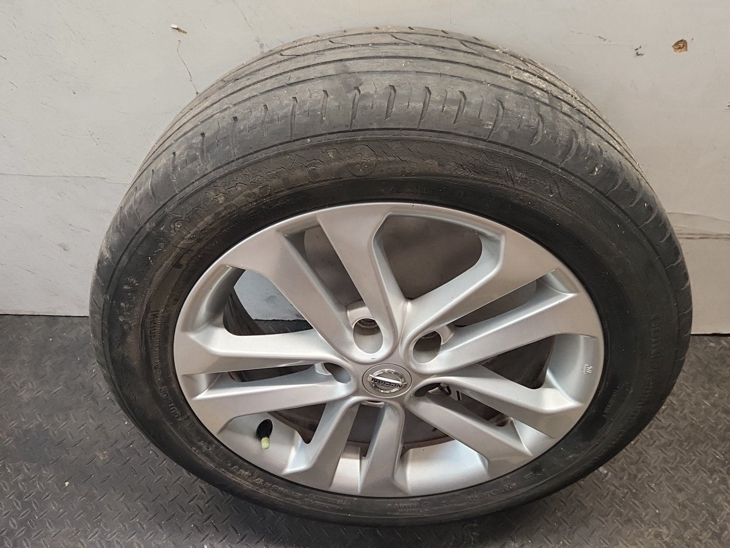 Nissan Juke MK1 (F15) 17" Alloy Wheel with Tyre 215/55/17 ~3mm