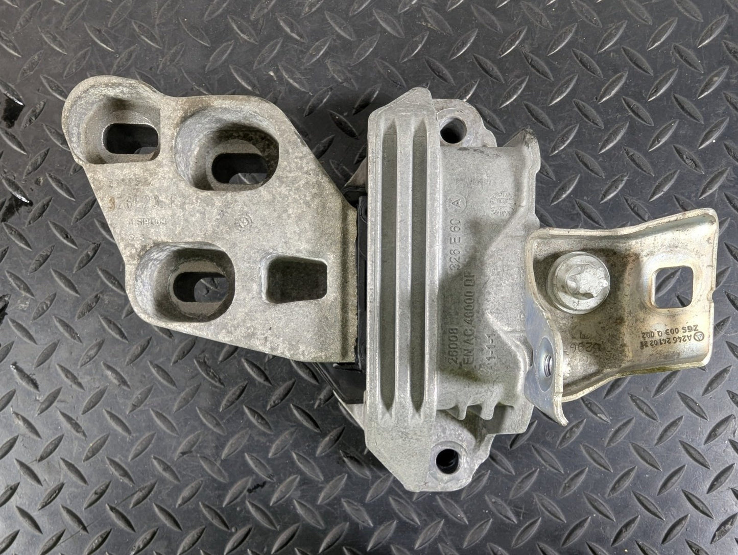 12-18 MERCEDES A B-CLA C117 W176 W246 LEFT ENGINE MOUNT A2462400217