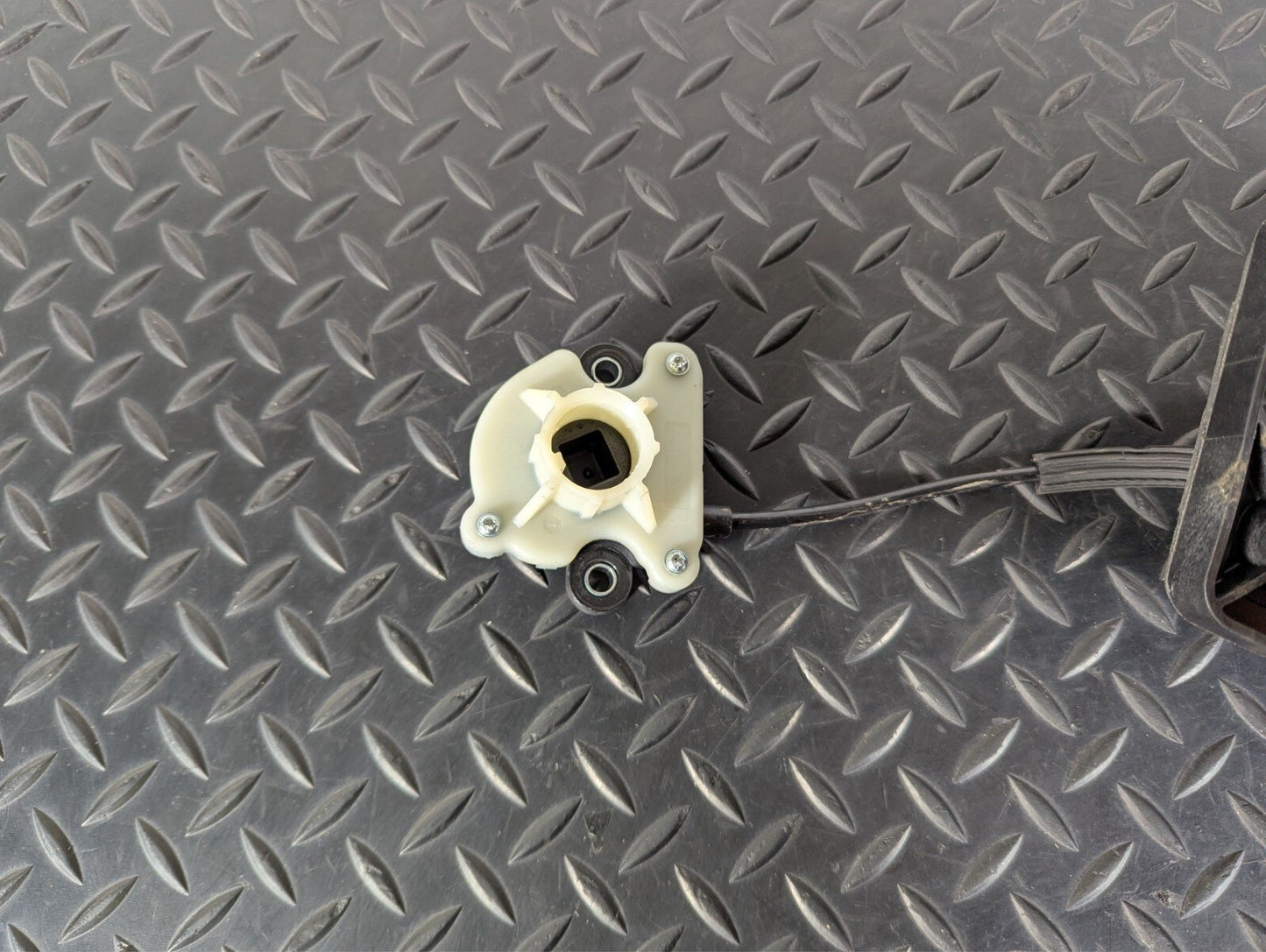 16-19 AUDI A4 B9 GENUINE OEM GEAR EMERGENCY RELEASE MODULE LINKAGE 8W0713052N