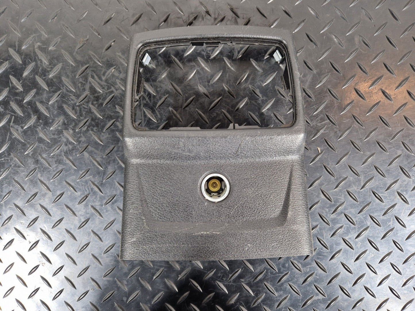 16-22 BMW X1 F48 REAR CENTRE CONSOLE SURROUND TRIM PANEL 9335205 MINOR SCRATCHES