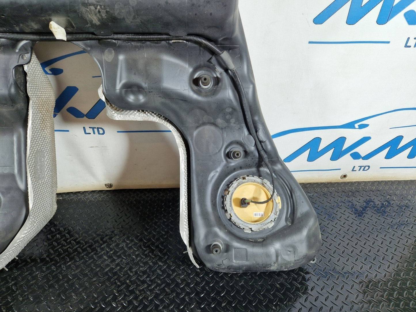 10-17 AUDI A8 4H PETROL FUEL TANK & PUMP 4H0201021BH