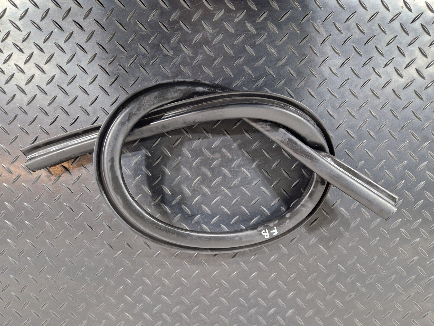 10-18 AUDI A7 4G S-LINE GENUINE ENGINE BAY BONNET RUBBER WEATHER SEAL 4G8823723A