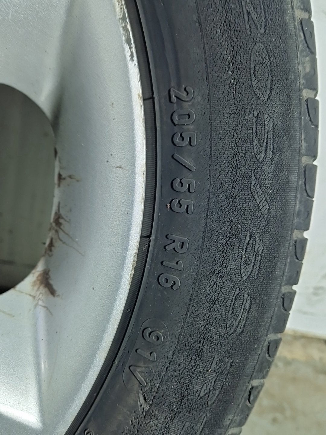 Honda FR-V MK1 (BE57) 16" Alloy Wheel with Tyre ~3mm 205/55/16