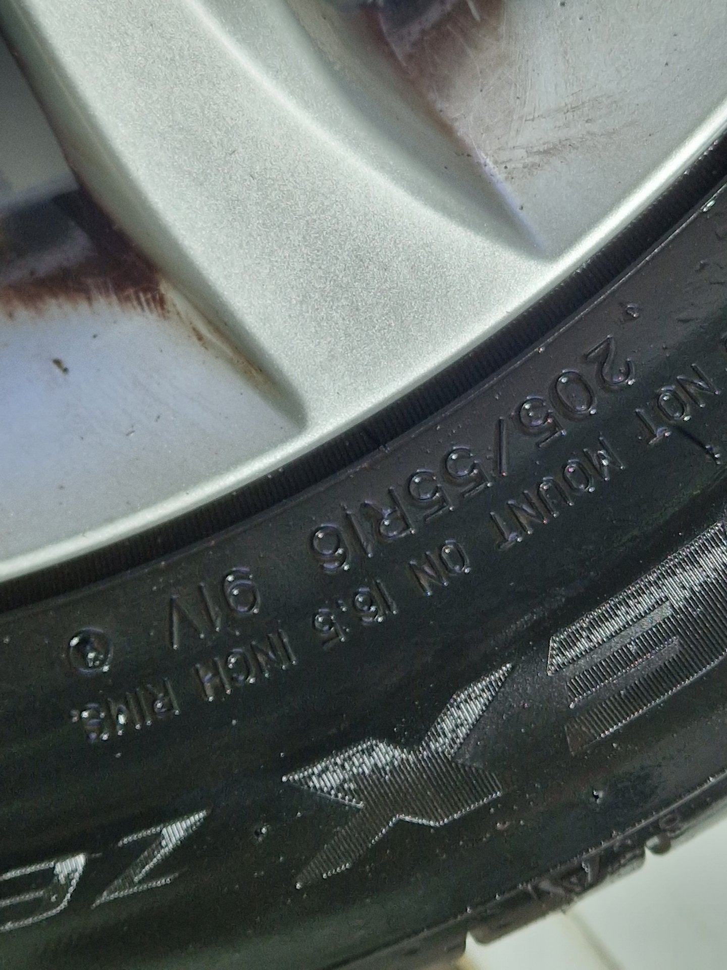 Hyundai i30 MK1 (FD) 5" Alloy Wheel with Tyre 205/55/16 6mm