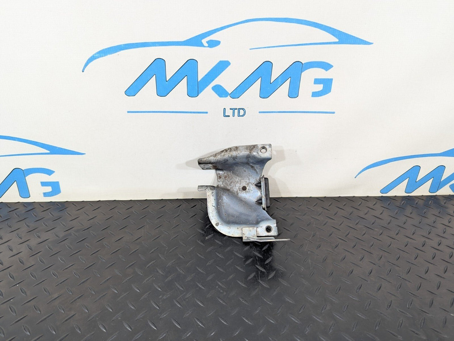 10-17 AUDI A8 4H OEM OS RIGHT ENGINE MOUNT BRACKET RETAINING PLATE 4H0399060
