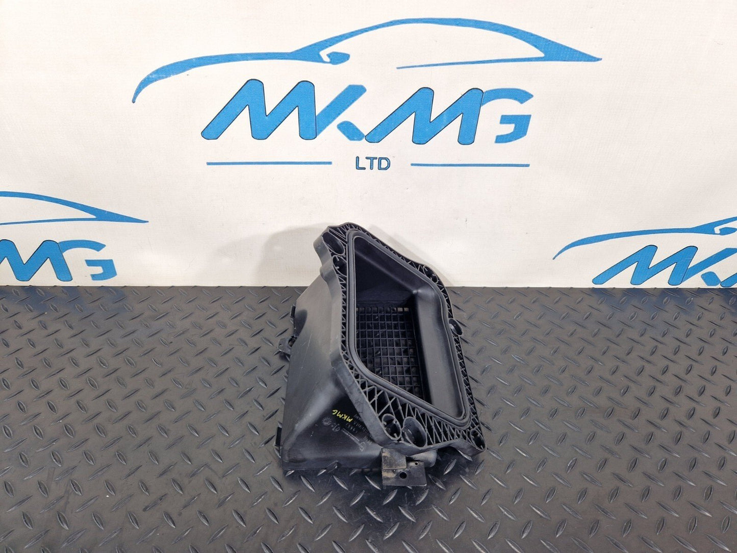 16-19 AUDI A4 B9 GENUINE OEM FRONT AIR INTAKE DUCT VENT 8W2819904A