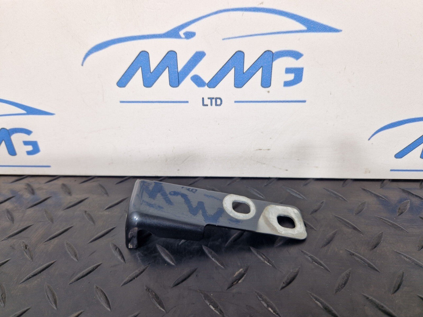 16-19 AUDI A4 B9 GENUINE FRONT RIGHT DRIVER SIDE WING BRACKET 8W0821434B
