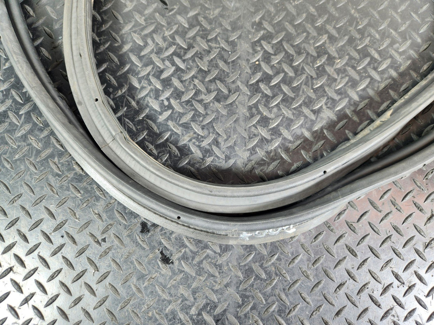 11-19 MERCEDES BENZ ML W166 GENUINE BOOT / TAILGATE RUBBER SEAL A1667400178