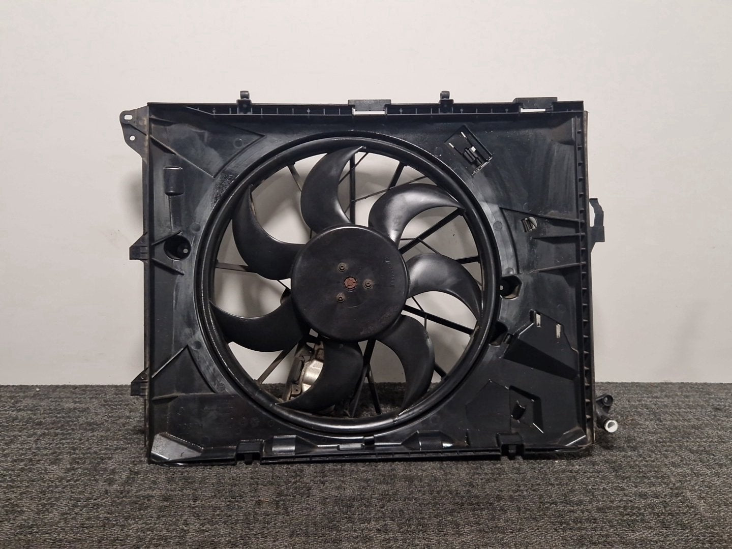 BMW 120i E87 Hatchback Genuine Cooling Radiator Fan 7563259 6925693