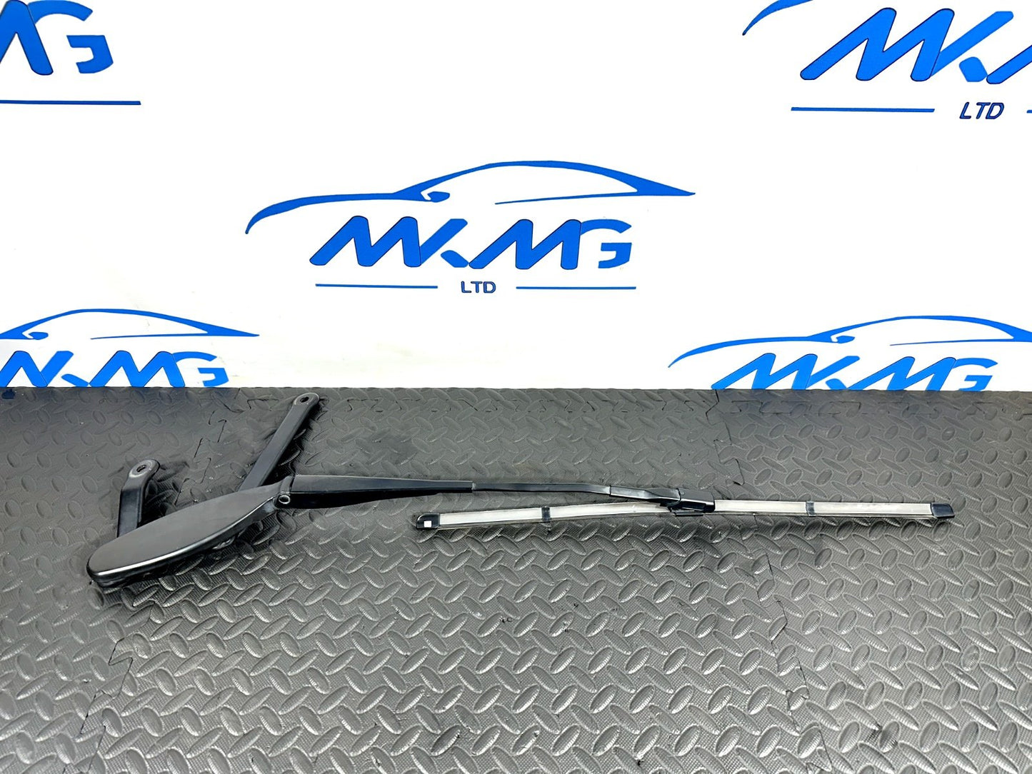 14-21 MERCEDES BENZ C300 W205 FRONT DRIVER SIDE WINDSCREEN WIPER ARM A2058204000