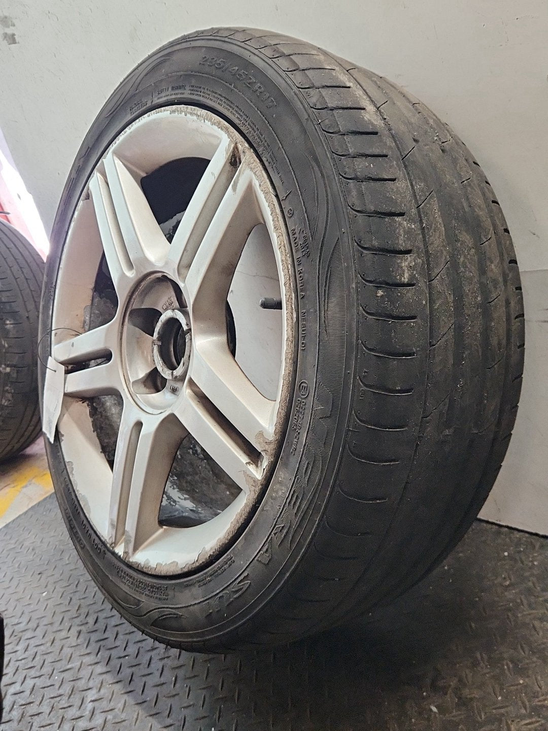 Audi A4 B7 17" Alloy Wheel with Tyre 235/45/17 8E0601025AS