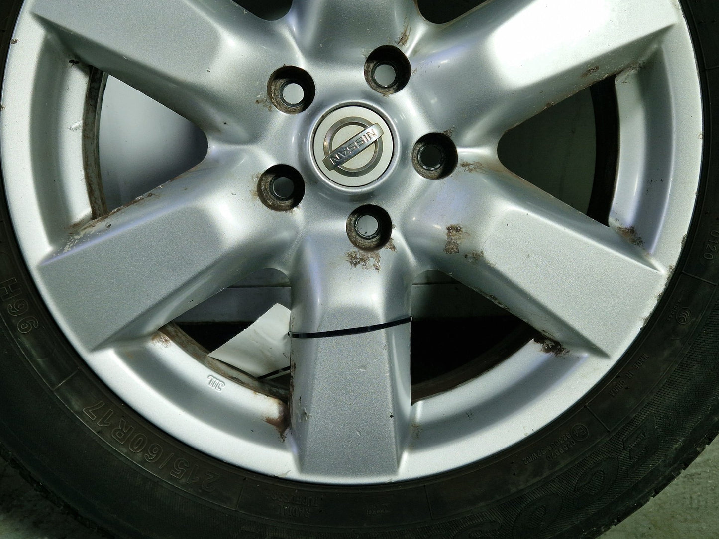 Nissan X-Trail MK2 (T31) 17" Alloy Wheel with Tyre 215/60/17 ~4mm