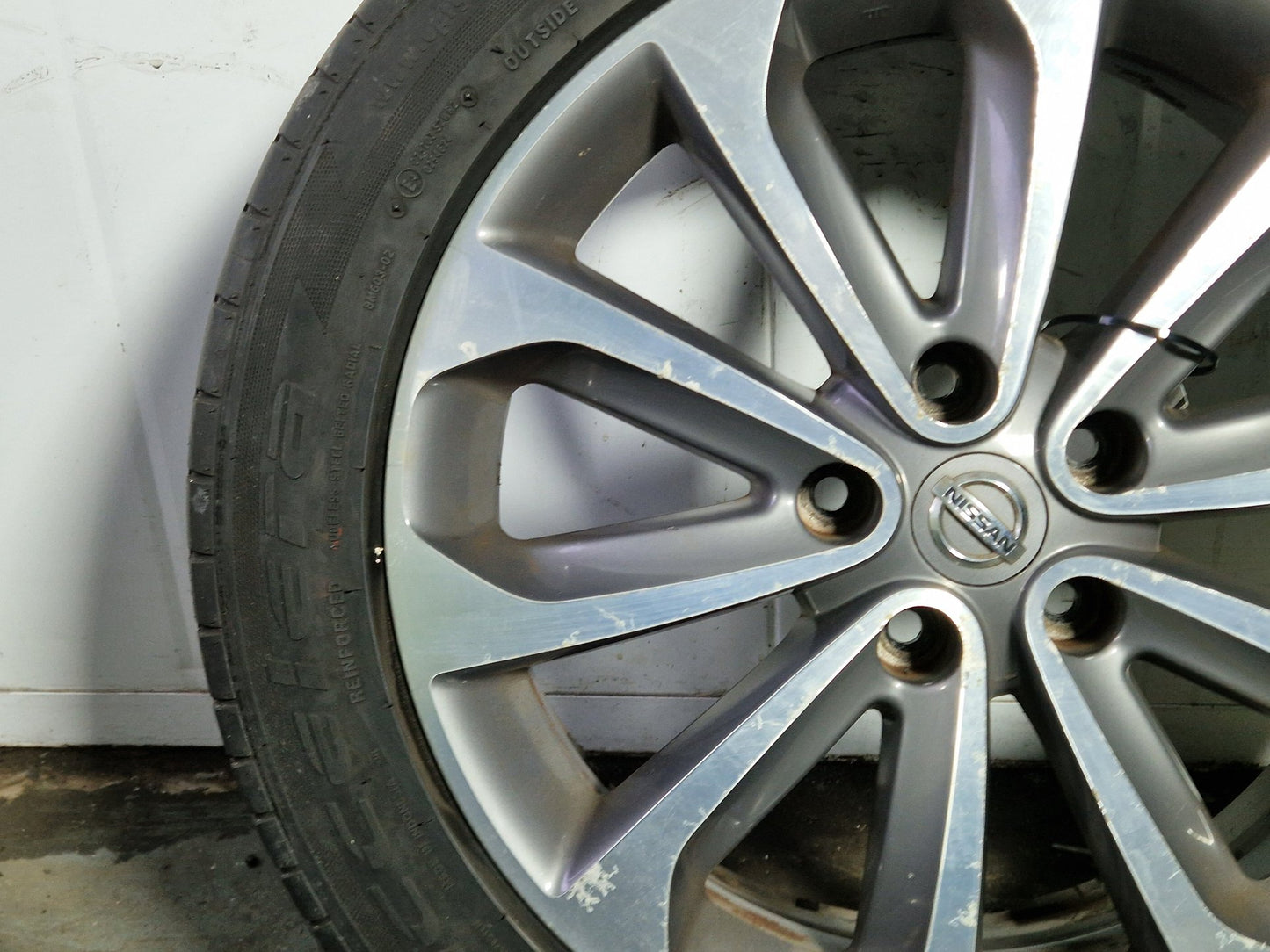 Nissan Qashqai+2 MK1 FL (J10) 18" Alloy Wheel with Tyre 215/55/18 ~3mm