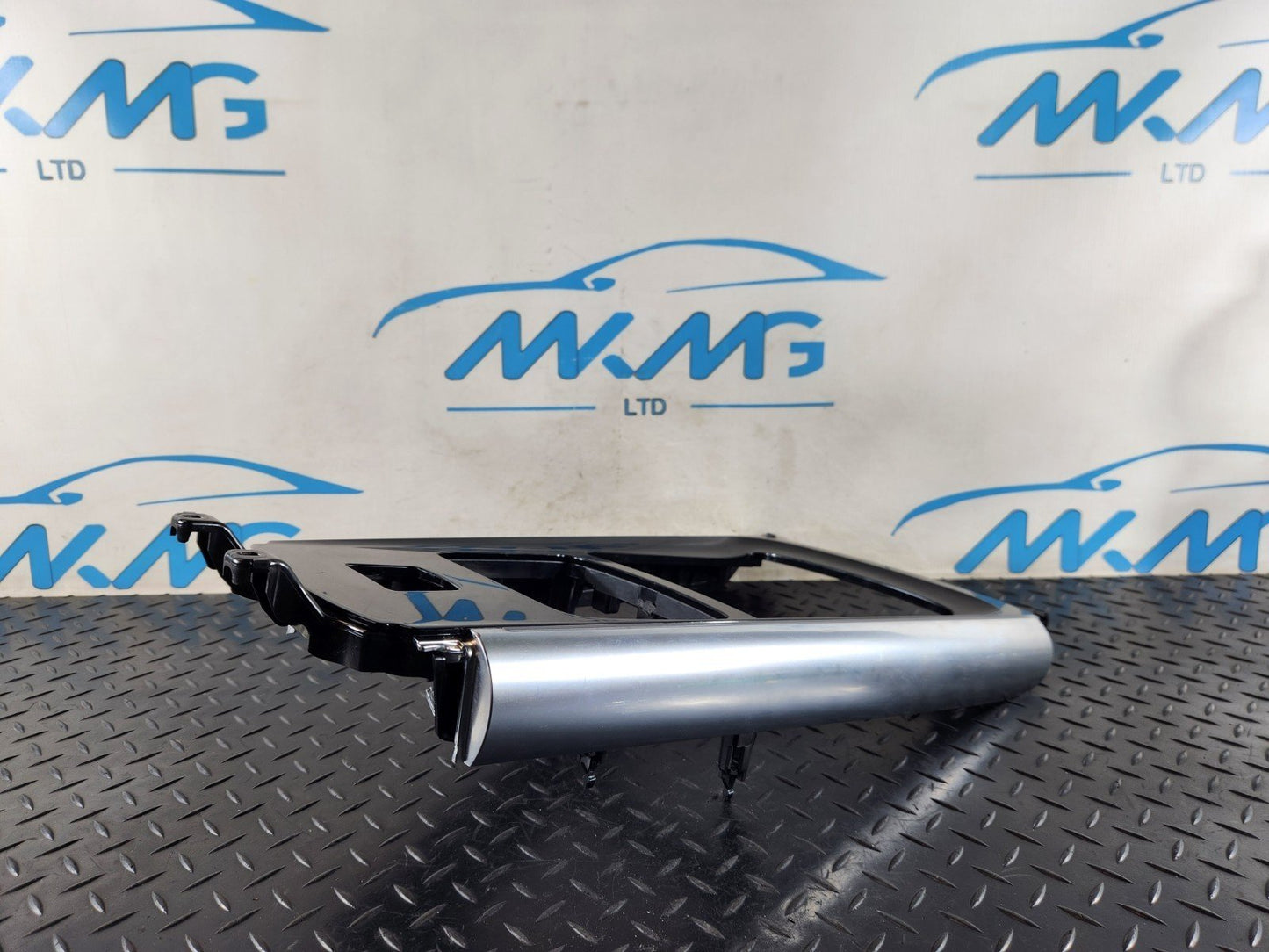 19-ON MERCEDES BENZ B CLASS W247 CENTRE CONSOLE TRIM GENUINE A2476807103