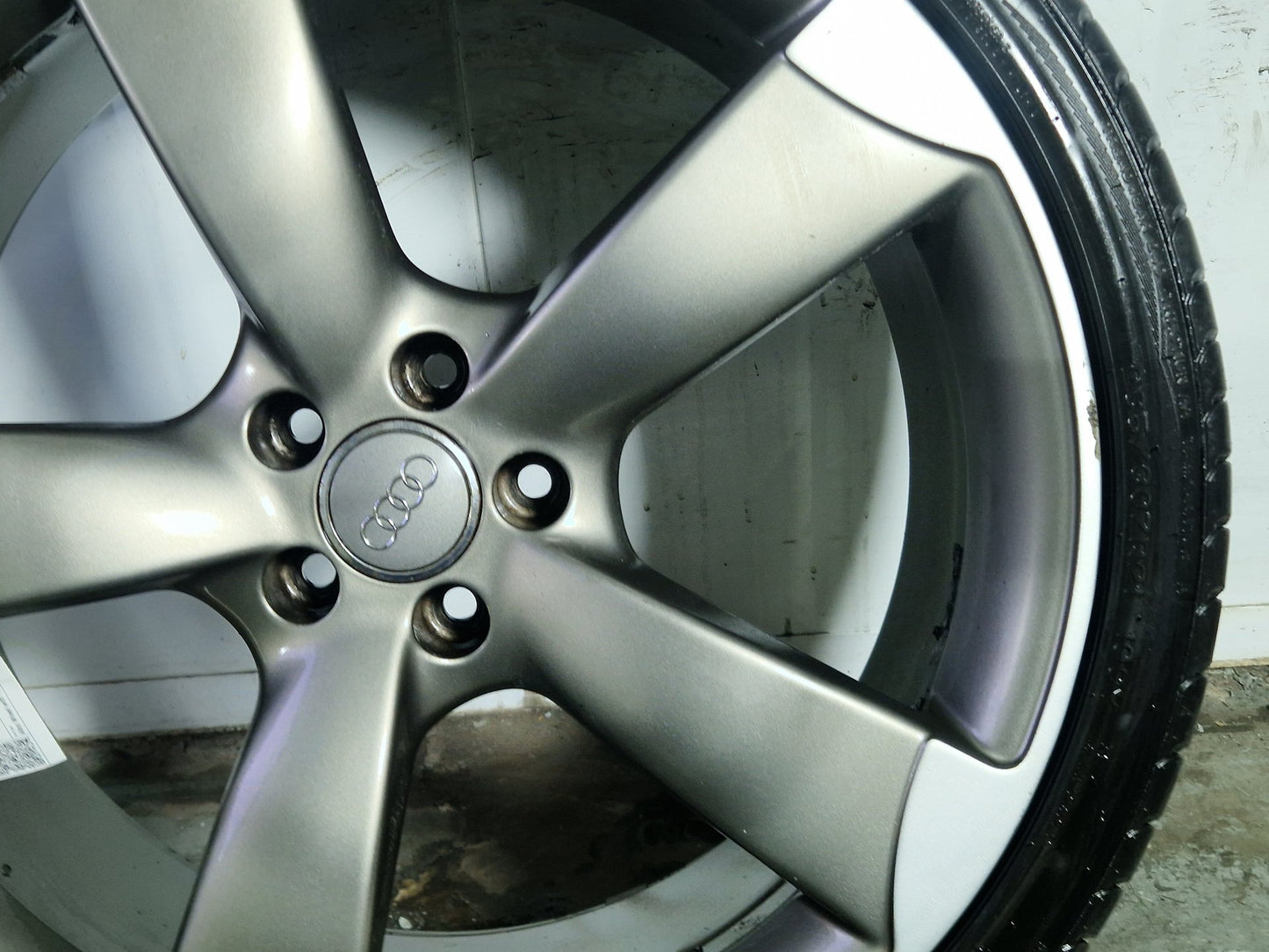 Audi A7 21" Alloy Wheel with Tyre 285/30/21 6mm 4H0601025AT