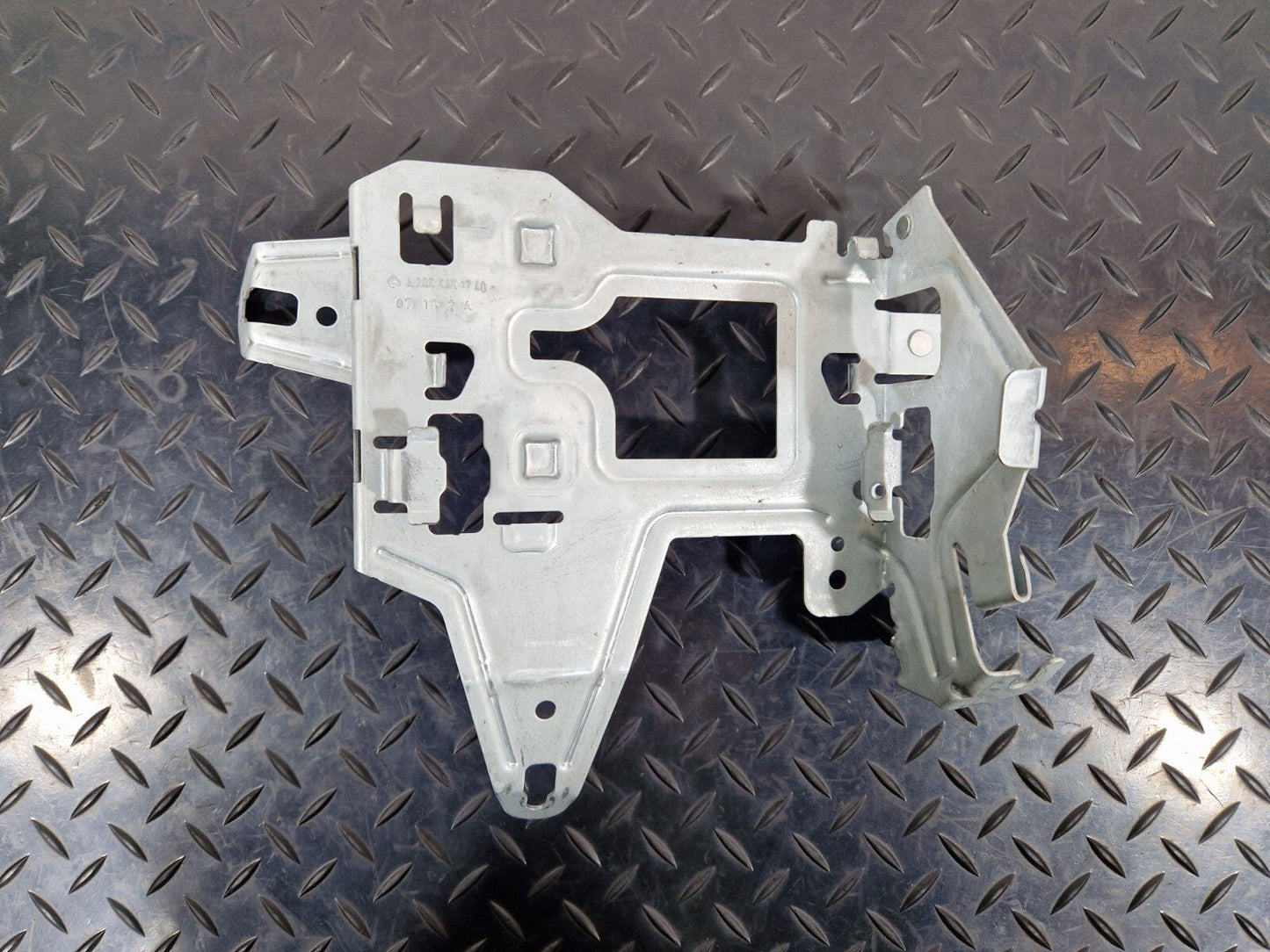 14-21 MERCEDES BENZ C300h W205 FUSE BOX RELAY HOLDER BRACKET A2055451740