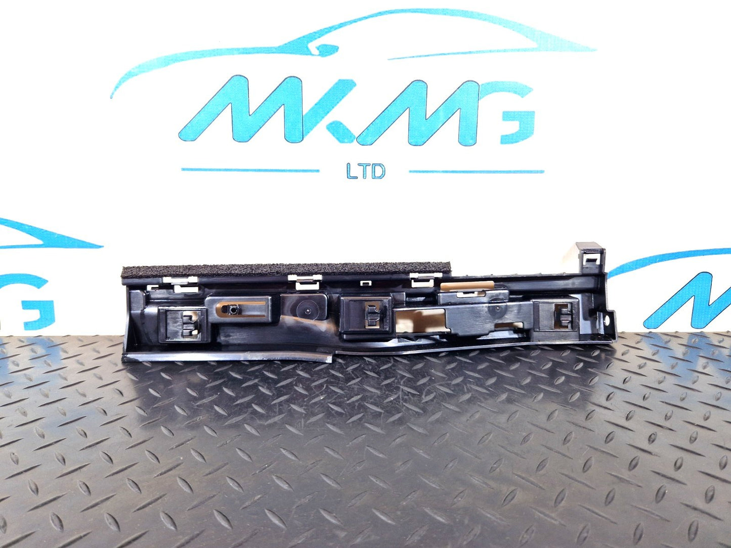16-22 BMW X1 F48 GENUINE REAR RIGHT SIDE SIDESKIRT HOLDER 7332334