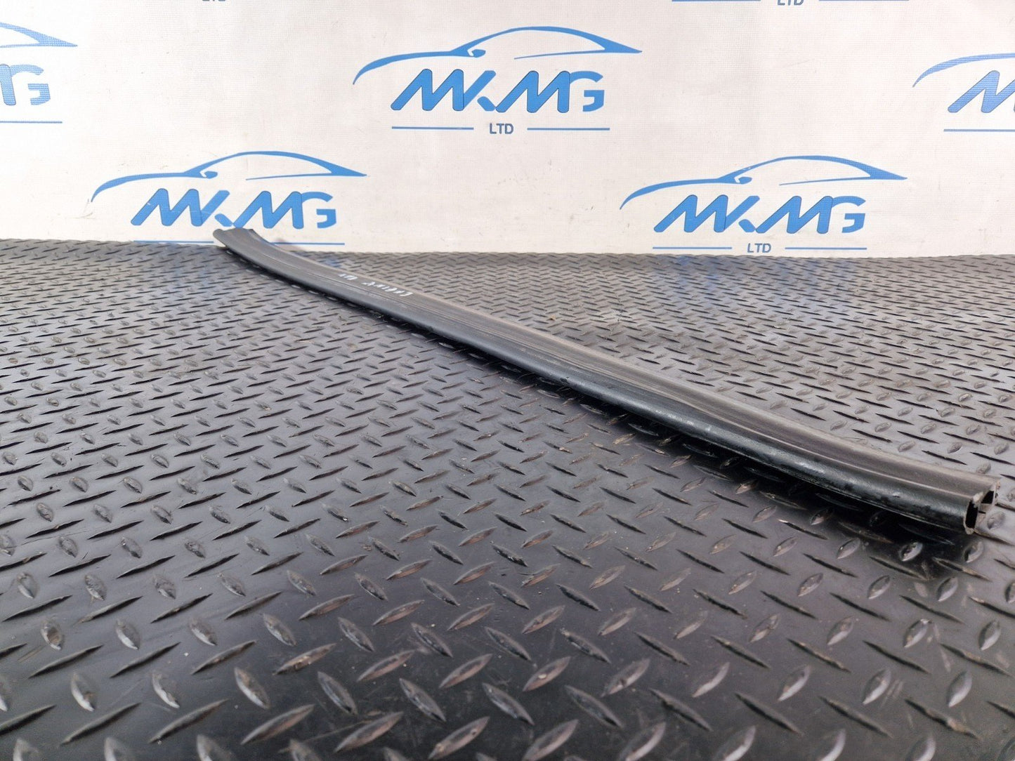 19-ON MERCEDES BENZ B CLASS W247 GENUINE ENGINE RUBBER SEALING