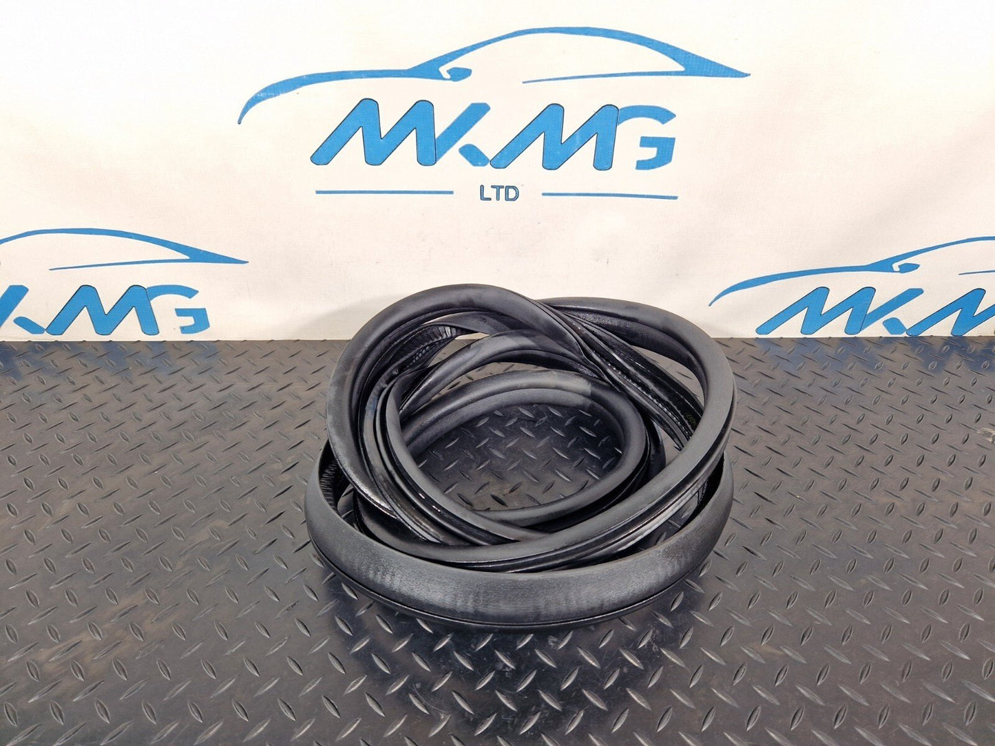 14-21 MERCEDES BENZ C200 W205 FRONT DOOR LEFT SIDE RUBBER SEAL A2056970051