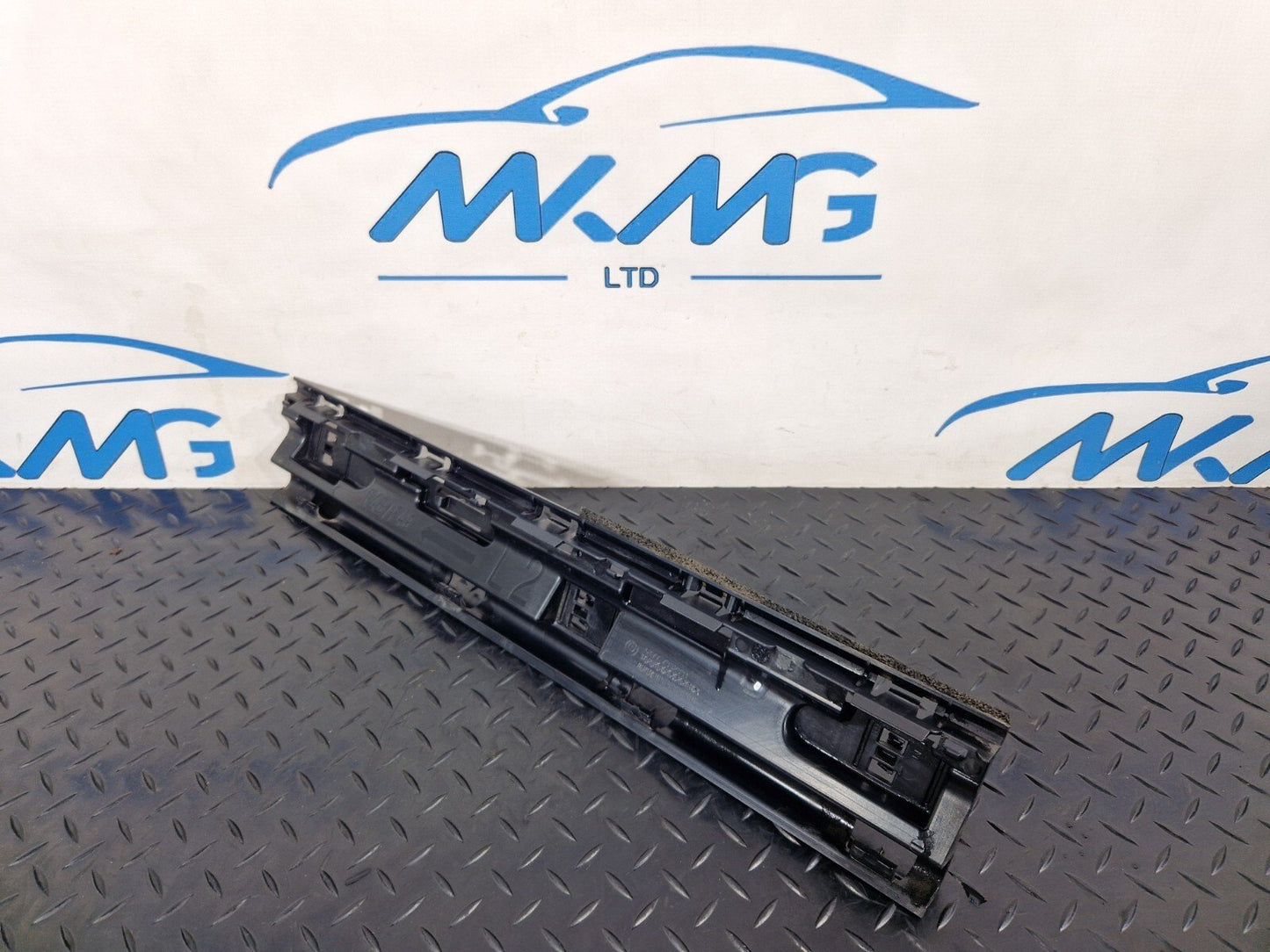 16-22 BMW X1 F48 Left Side Center Side Skirt Bracket Holder 7332331
