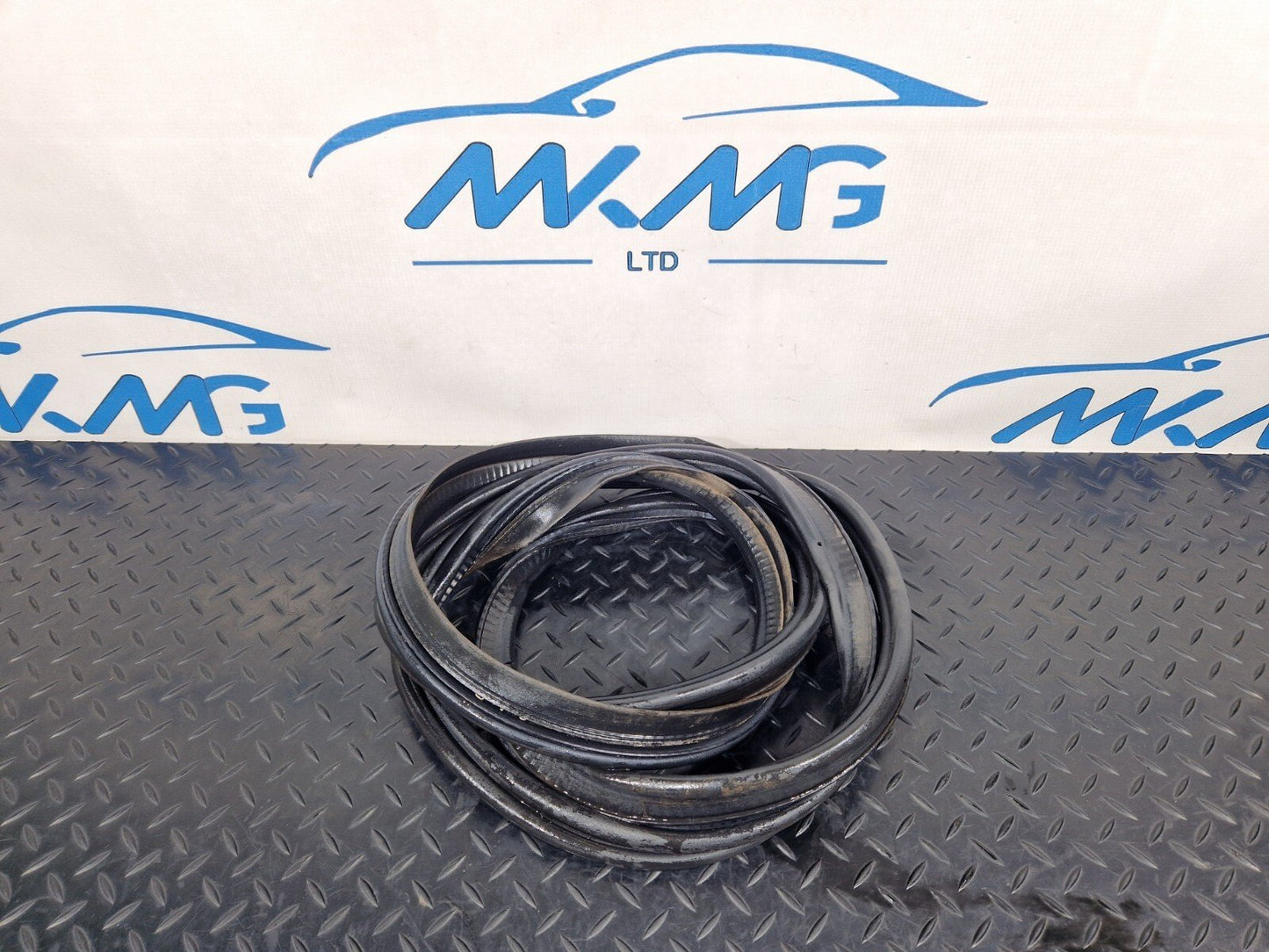 16-19 AUDI A4 B9 SALOON GENUINE TAILGATE RUBBER SEAL 8W5827705D