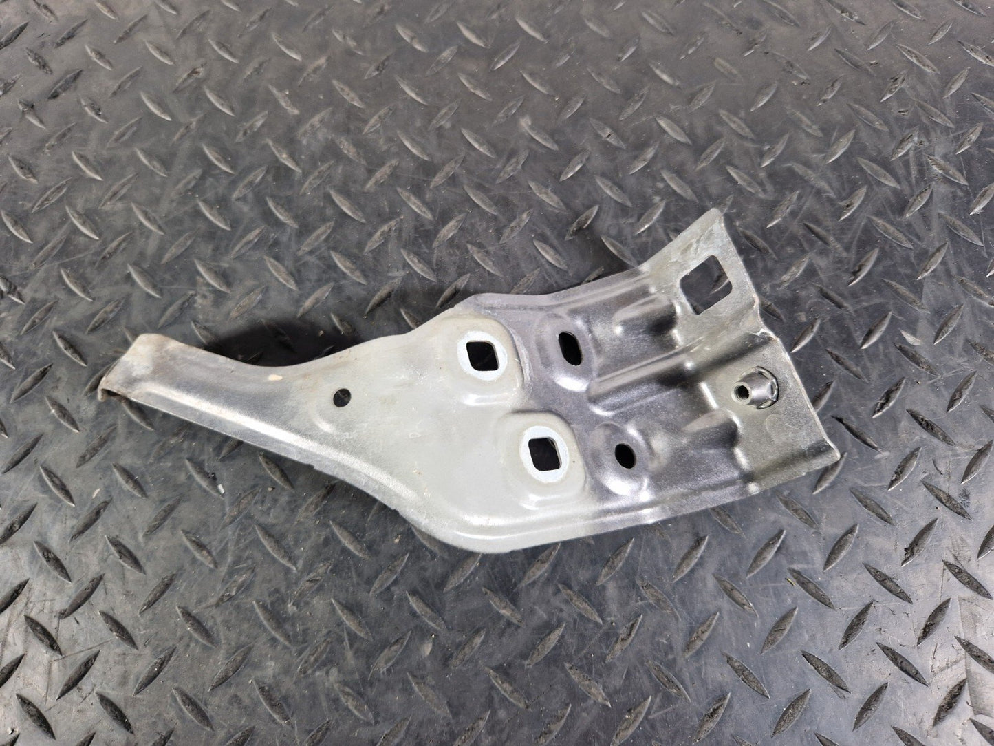 19-ON MERCEDES BENZ B CLASS W247 FRONT RIGHT FENDER FRONT BRACKET A2478810400