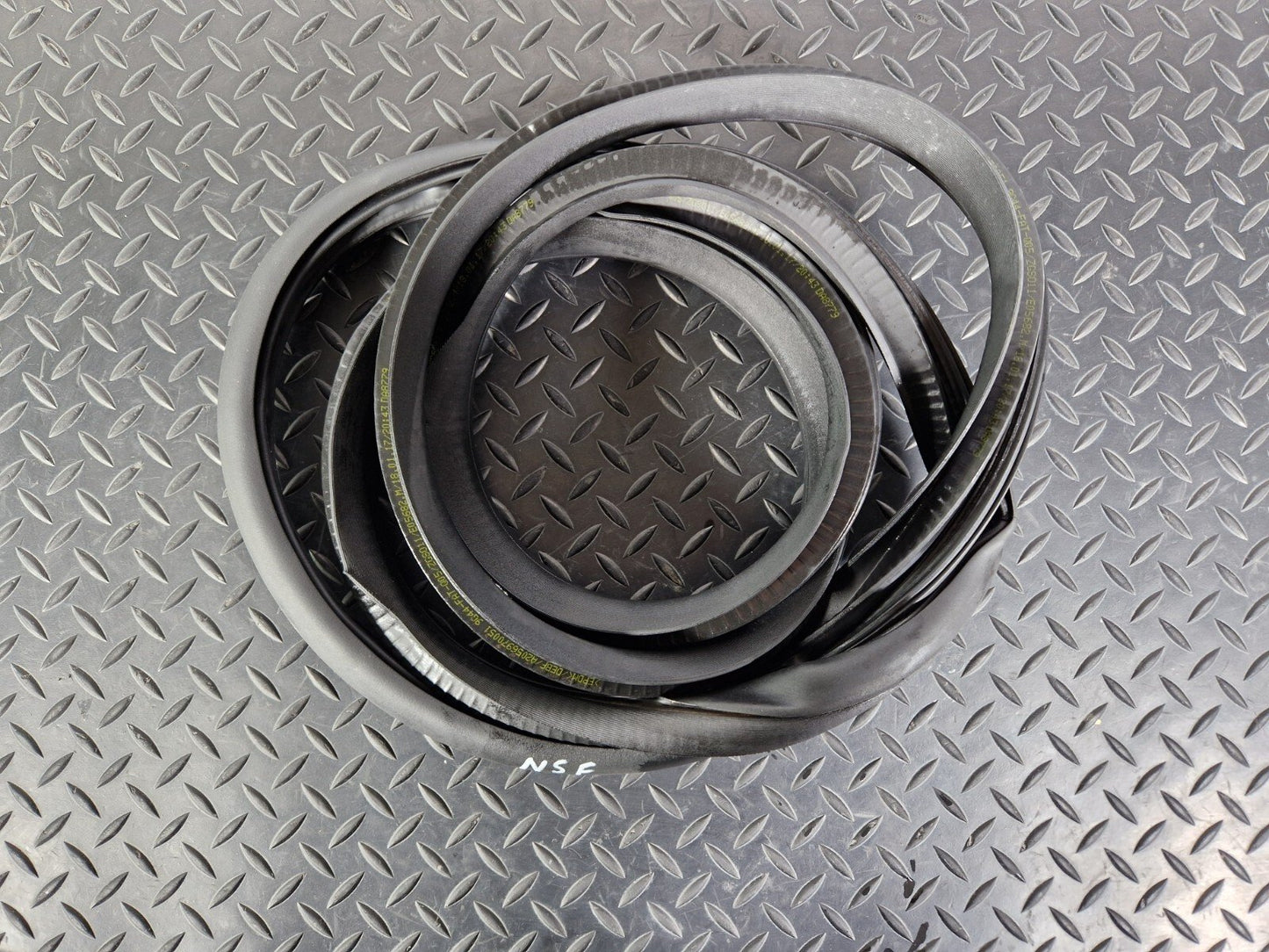 14-21 MERCEDES BENZ C220d W205 FRONT DOOR LEFT SIDE RUBBER SEAL A2056970051