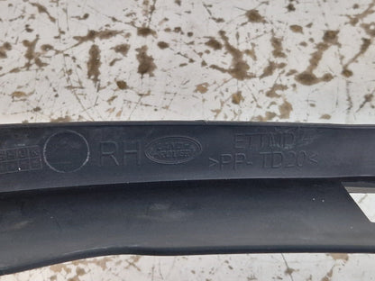 17-ON LAND ROVER DISCOVERY L462 RIGHT O/S/F BONNET WIPER TRIM HY32-16N740-A