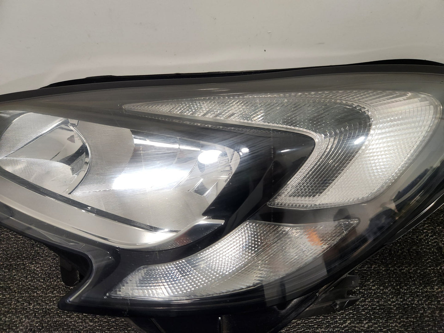 Vauxhall Corsa MK4 (E) (4500) Hatchback Front Left Headlight 13381345 *Damaged*
