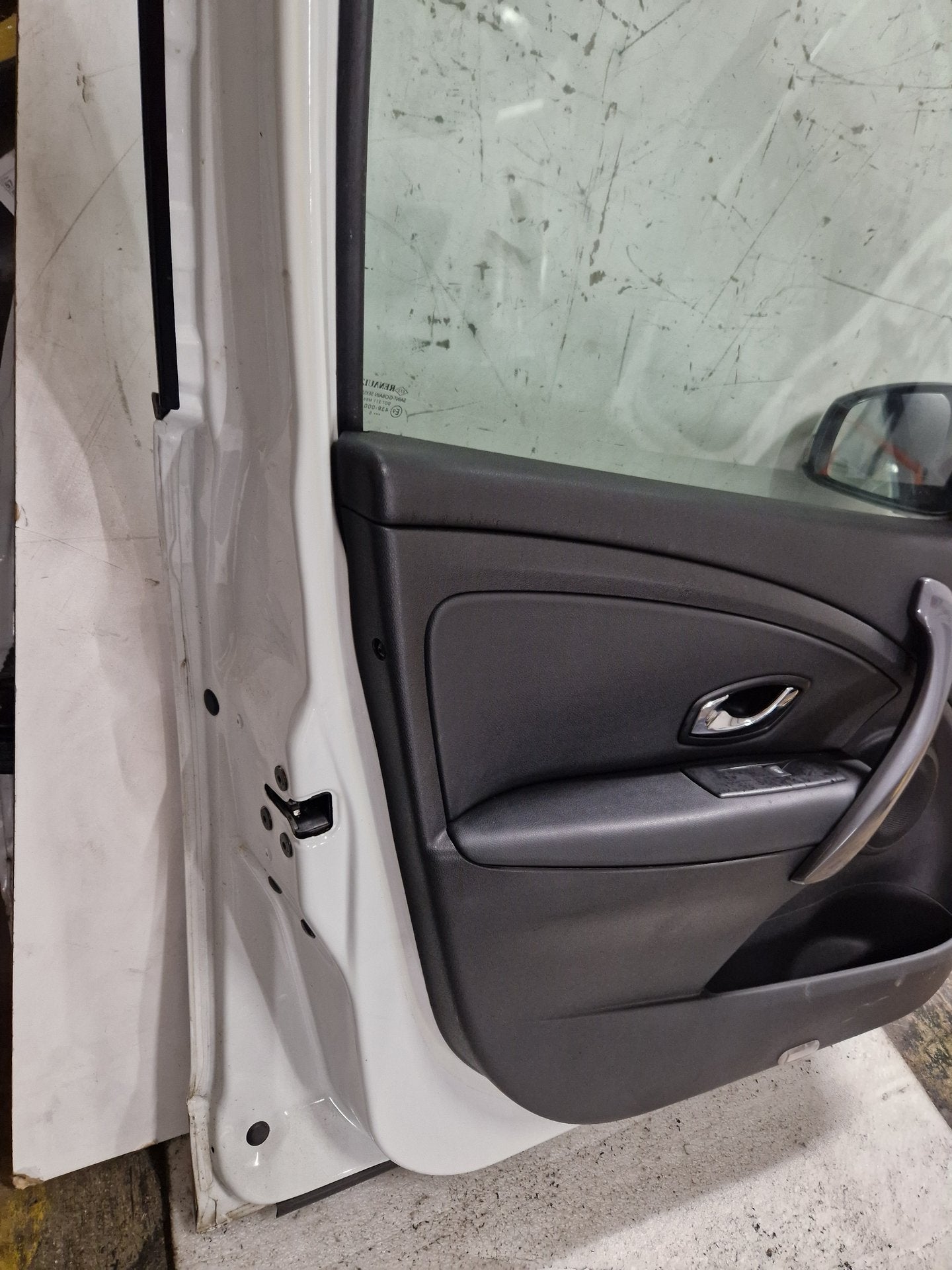 Renault Megane MK3 Hatchback Front Left N/S Passenger Complete Door in White