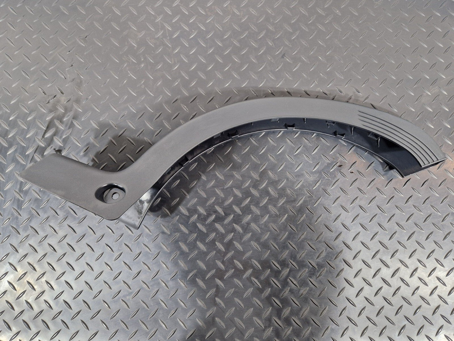 19-ON MERCEDES BENZ CLA C118 TRUNK LID HINGE COVER TRIM LEFT A1188210000