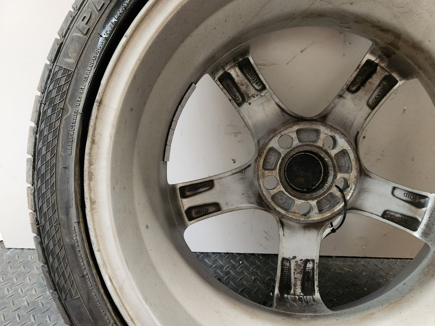 Volvo V50 MK2 FL (MW) 18" Alloy Wheel with Tyre 215/45/18 ~7mm