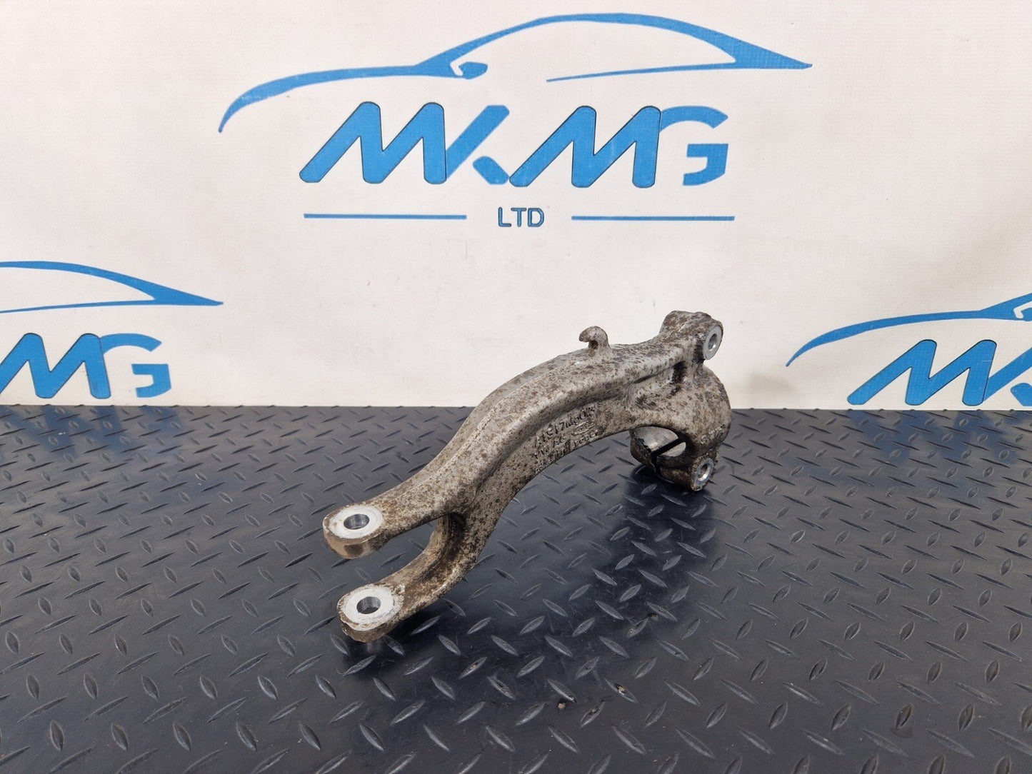 16-19 AUDI A4 B9 S-LINE FRONT RIGHT SIDE SUSPENSION STRUT BRACKET 8W0413038