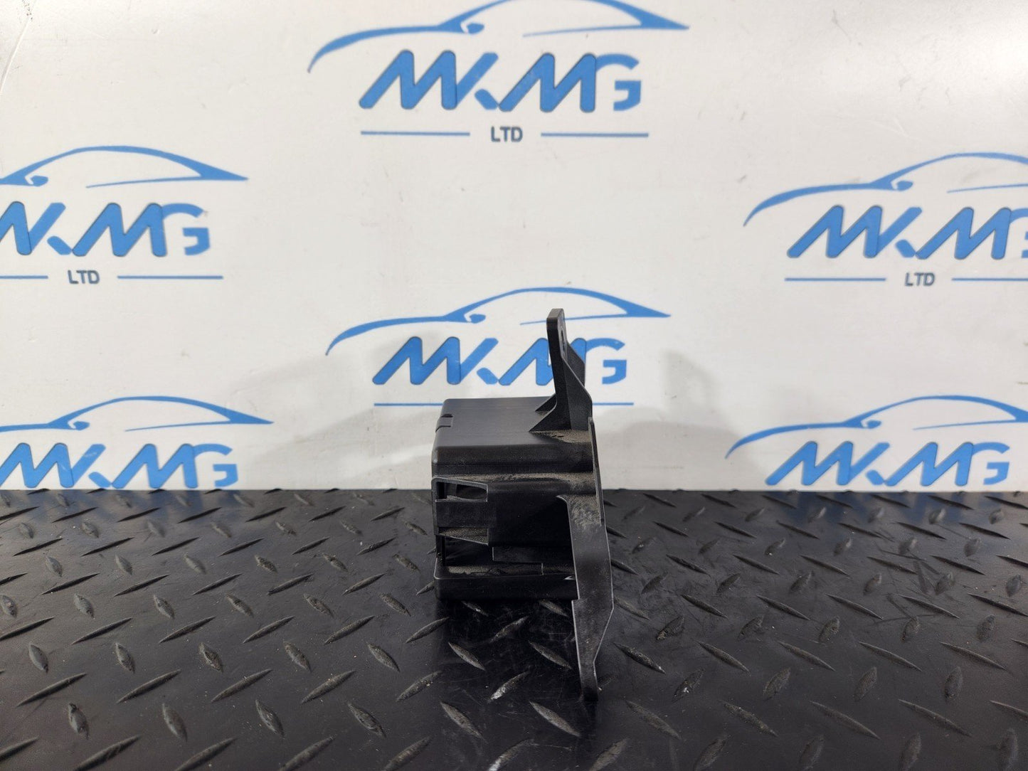 16-19 AUDI A4 B9 GENUINE AMPLIFIER CONTROL MODULE BRACKET HOLDER OEM 8W0907113
