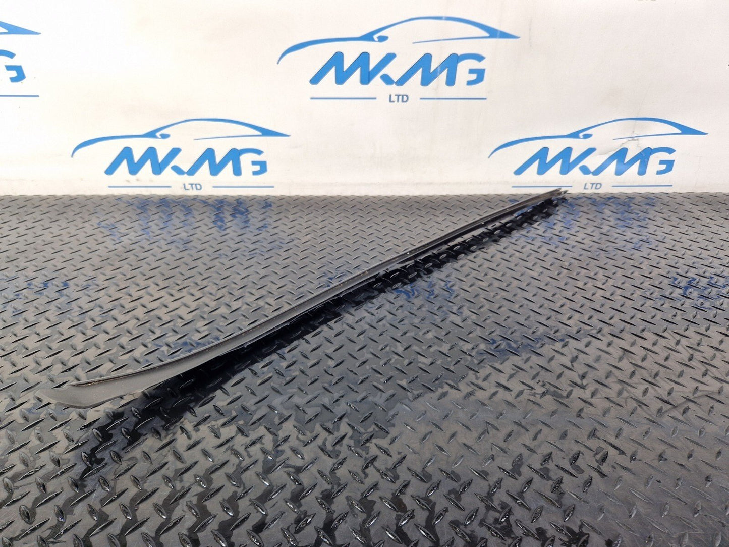19-ON MERCEDES BENZ B CLASS W247 FRONT SCUTTLE PANEL WIND DEFLECTOR A2476900401