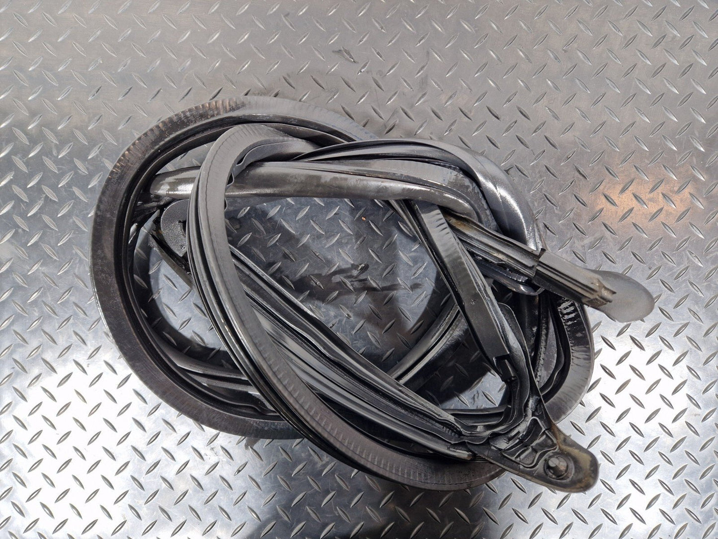 16-23 AUDI S5 COUPE GENUINE FRONT LEFT PASSENGER SIDE DOOR RUBBER SEAL 8W6831707