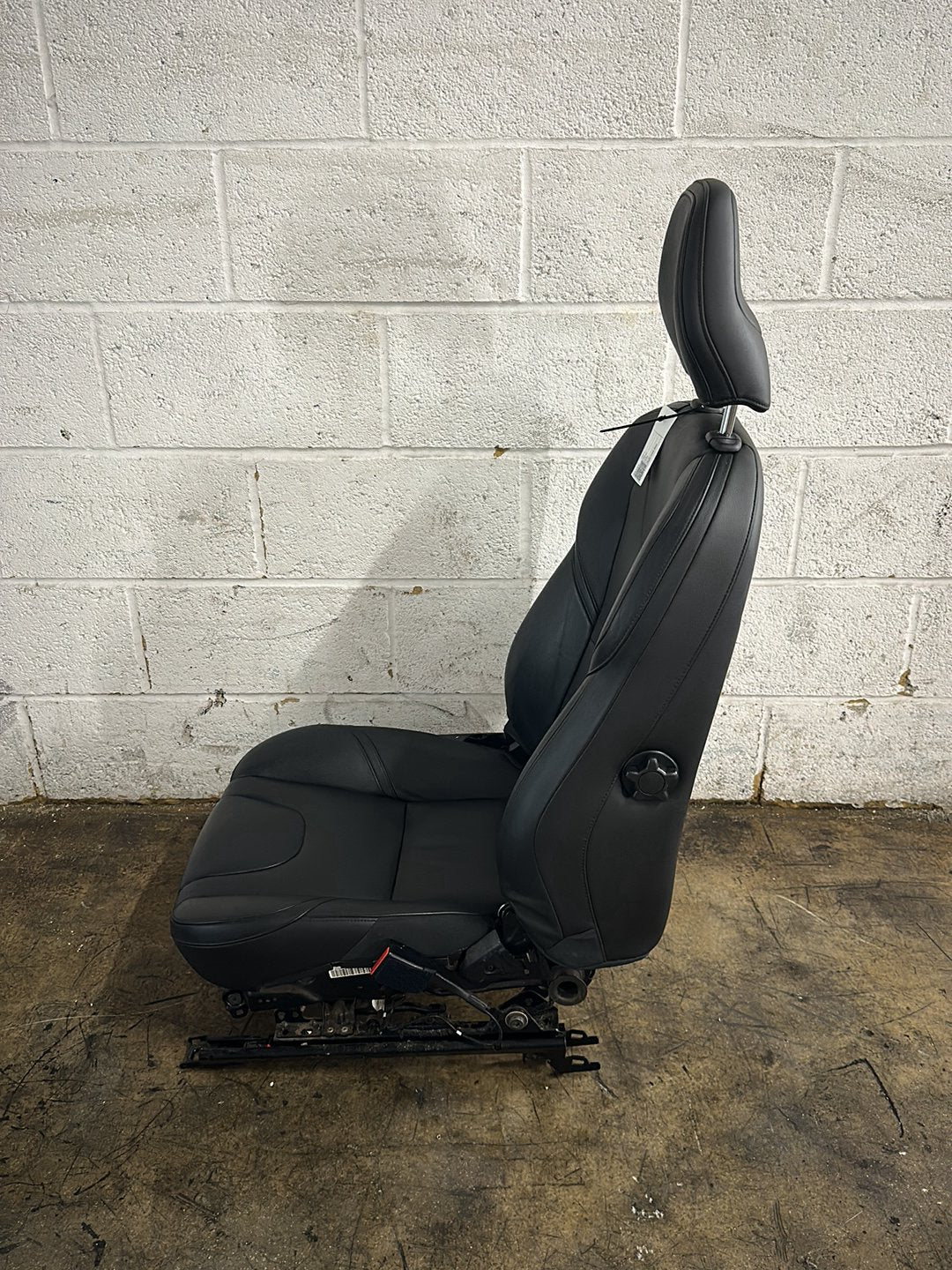 Volvo V40 MK3 (525) Hatchback Genuine Front Right O/S Driver Seat