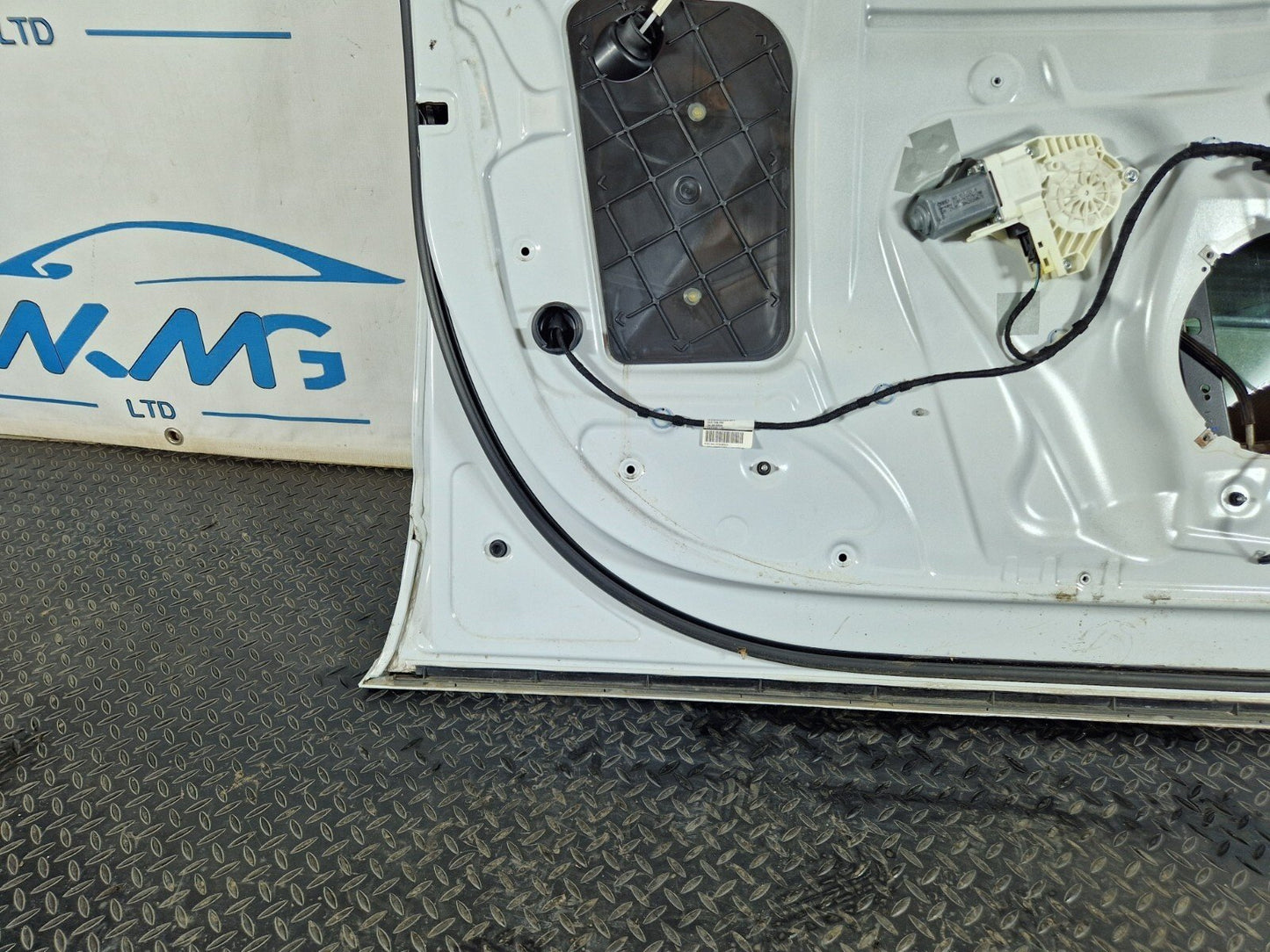 10-15 AUDI Q7 4L GENUINE FRONT LEFT N/S PASSENGER COMPLETE DOOR WHITE S9R