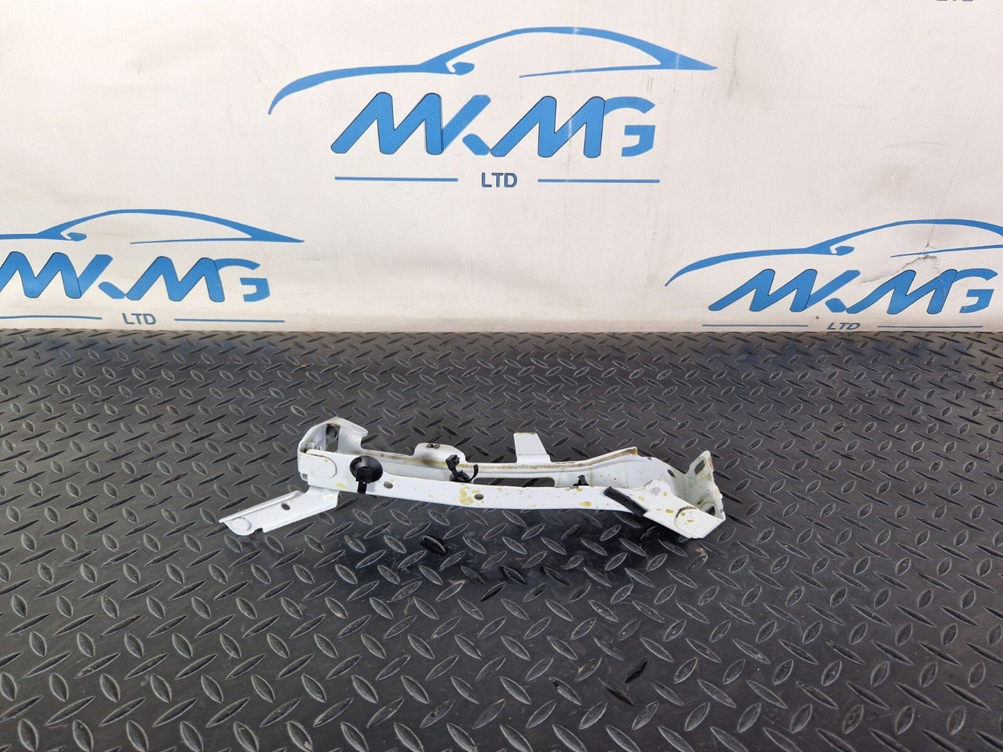 16-19 AUDI A4 B9 S-LINE GENUINE FRONT RIGHT SIDE FENDER BRACKET 8W0821136B
