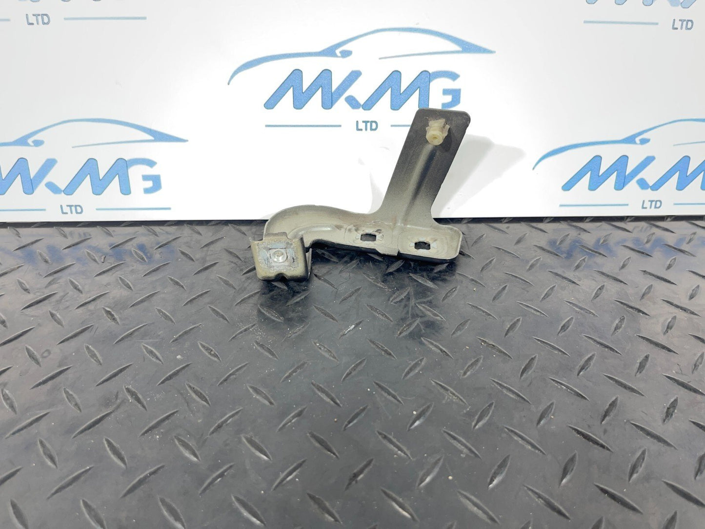 12-18 BMW F30 F31 F35 GENUINE  Left fender wing mounting bracket 7235821