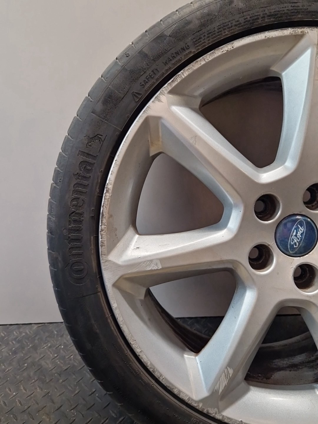 Ford Grand C-Max MK2 (C344) 18" Alloy Wheel and Tyre 235/40/18 ~4mm AM5J-1007-BC