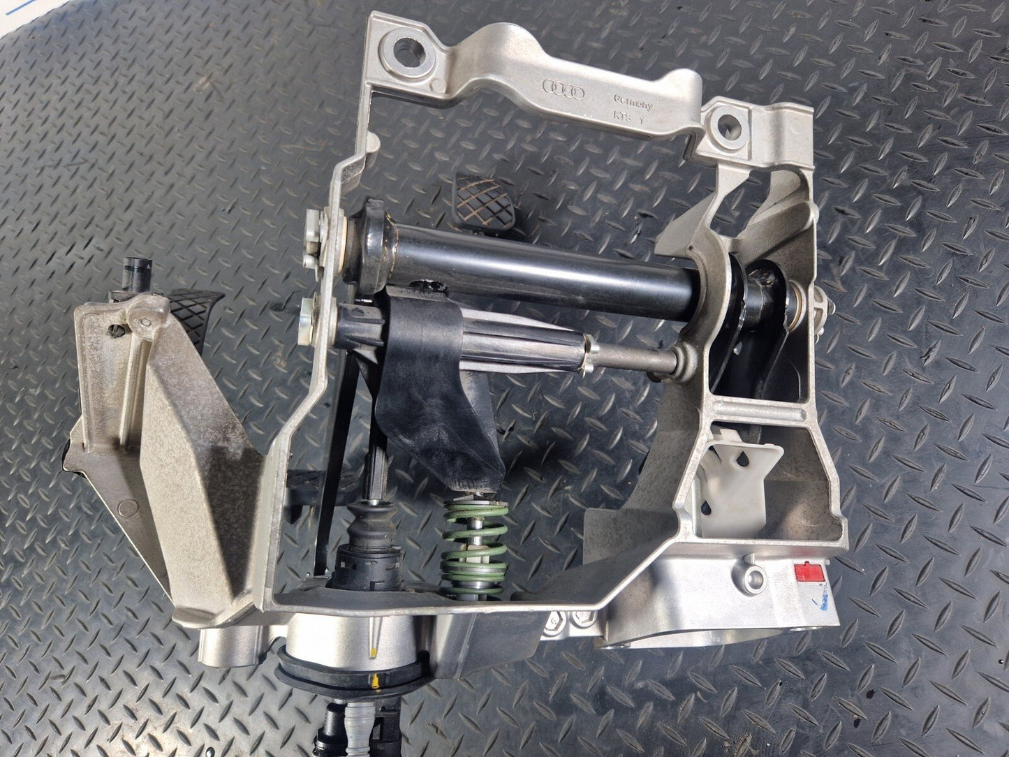 16-19 AUDI A4 B9 2.0TDI MANUAL COMPLETE CLUTCH/BRAKE/ACCELERATOR PEDALS