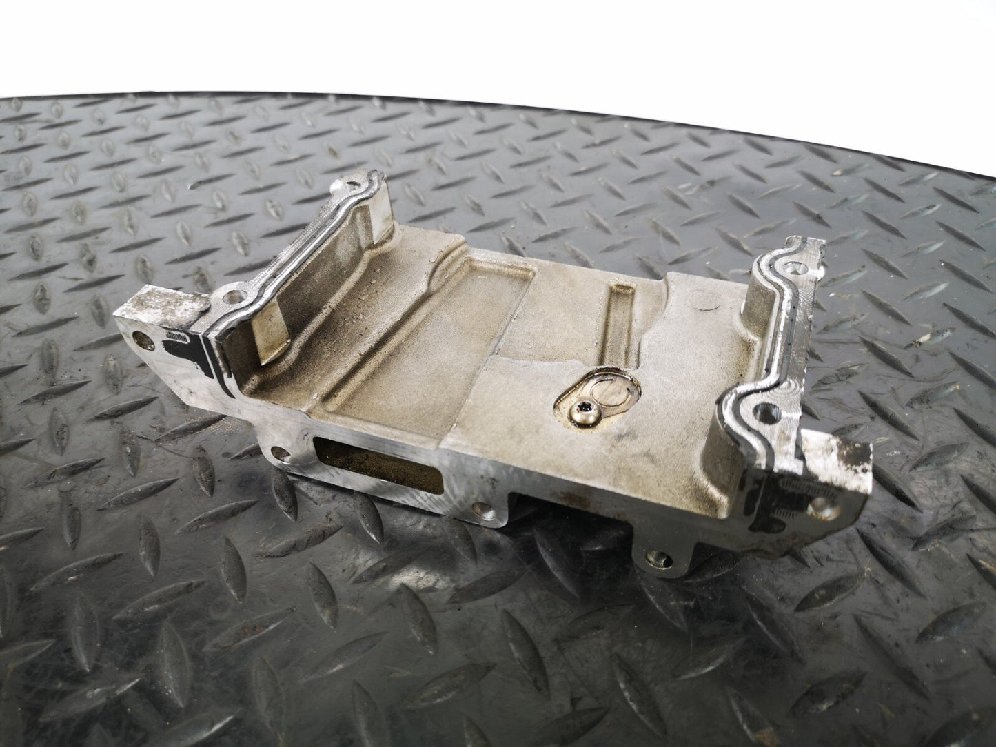 16-19 AUDI A4 B9 GENUINE V6 3.0TDI CSW CYLINDER HEAD END PLATE 059109122AA