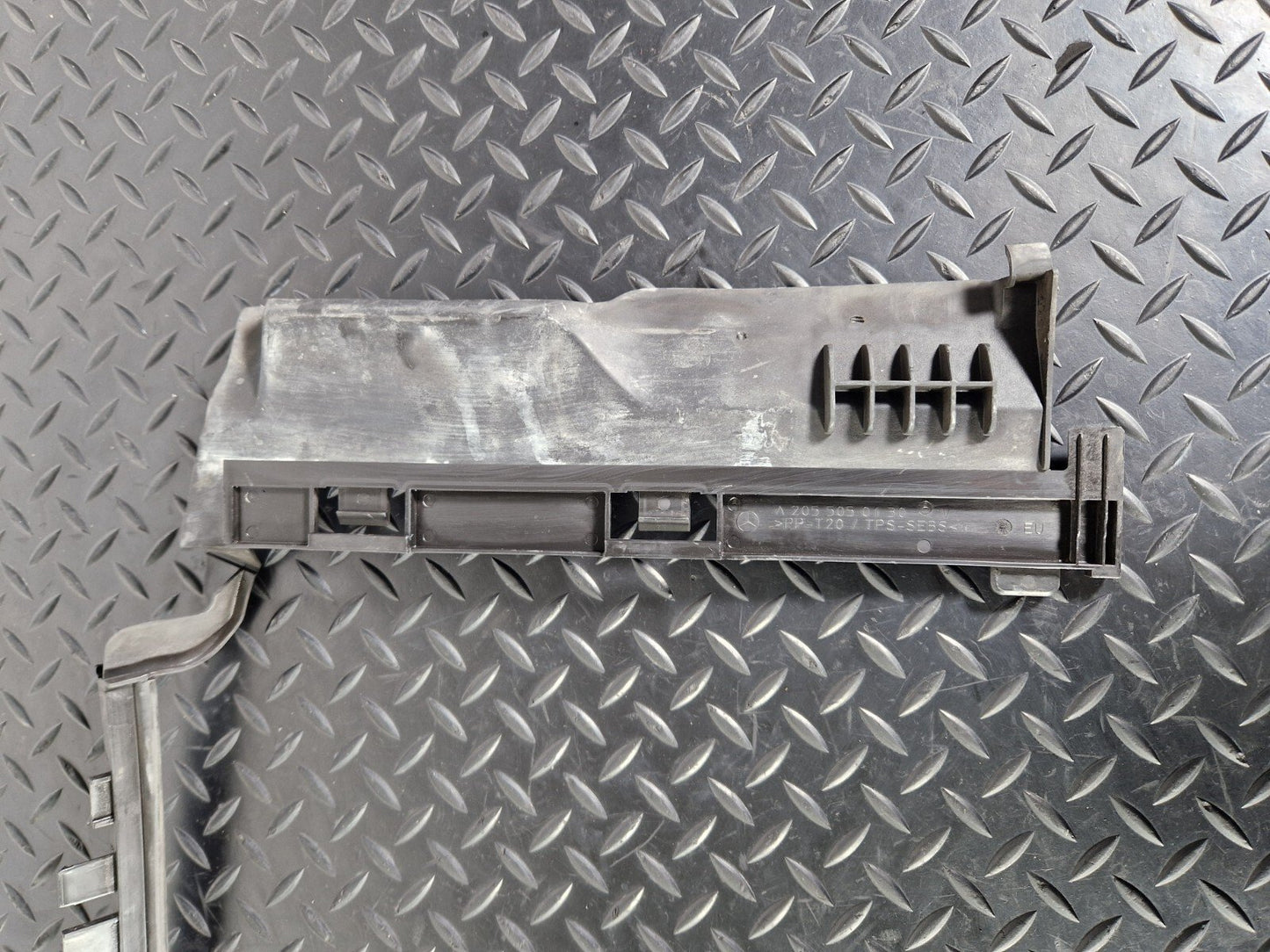 14-21 MERCEDES BENZ W205 FRONT AIR DUCT A2055050130