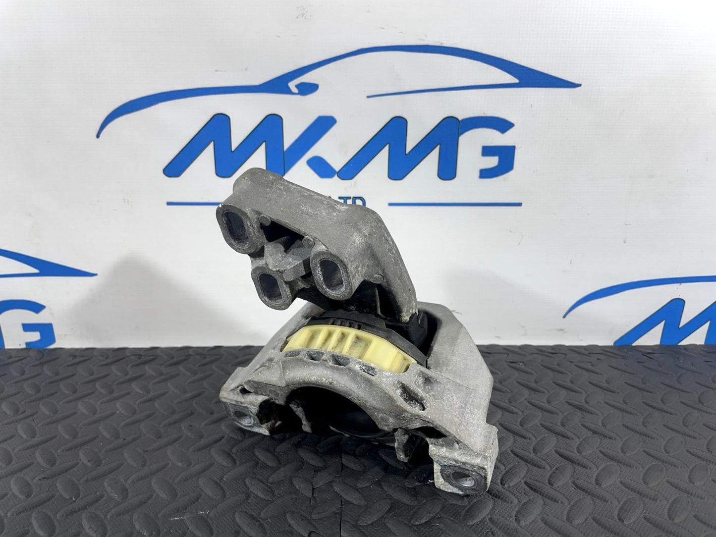 13-19 MERCEDES BENZ CLA C117 GENUINE 2.1 CDI ENGINE MOUNT BRACKET AC46000DF